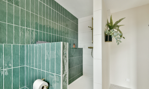 Pose carrelage dans une salle de bain à La Rochelle : ce qui se cache sous le carreau fait toute la différence